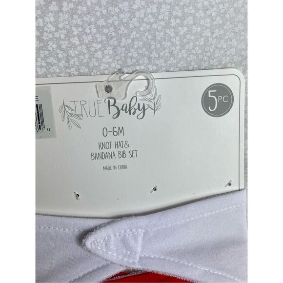 TRUE BABY 0-6 MONTH - 1ST VALENTINES BIB AND SOCK SET - Picture 8 of 8